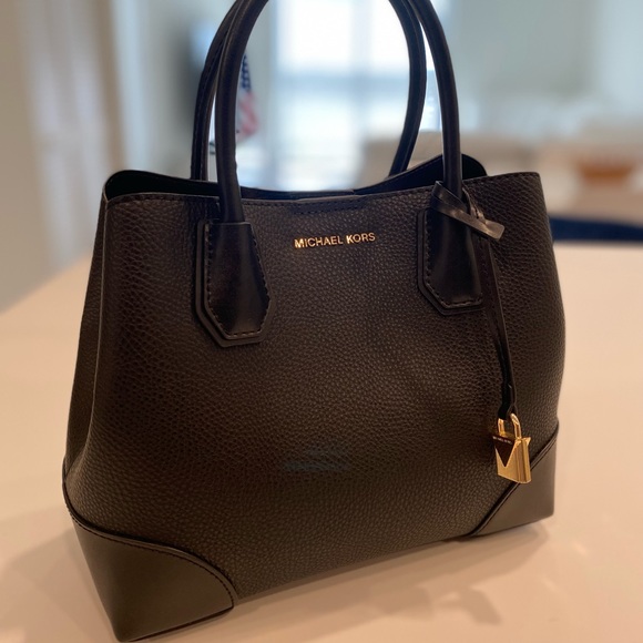 Michael Kors Handbags - Michael Kors bag